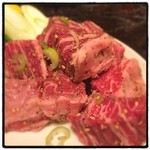 武石 - 噛めば噛むほど肉の旨味が溢れ出でくる柔らかジューシーなロースのサイコロカット。