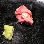 鳥茂 - 牛タンの湯引き、山葵で