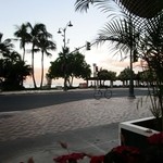 Cheeseburger In Paradise - ７時の開店とほぼ同時に入店したんで座席からは朝焼けを見ることができましたよ。
            
            