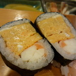 吉乃寿司 - 玉子焼きは車海老と一緒に太巻きに