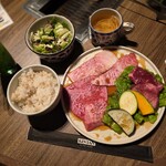 池袋焼肉kintan - 麦ごはんと白米が選べます。最初１杯目のごはんは大・中・小盛り選べます。2杯目からは有料になるので、お腹いっぱい食べたい人は大盛りで