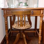 クラブハリエ 日牟禮カフェ - ライティングデスク、スツール