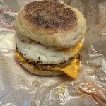 マクドナルド - 料理写真:ソーセージエッグマフィンはジューシーなソーセージパティに玉子とチーズを挟んだボリュームのある朝マックですよ。