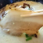 博多ラーメン　雷神 - チャーシューは、薄いけど大きくて旨い