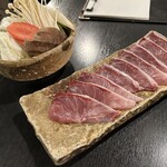 虎丸 - これから出汁をくぐる、ブリの切身。