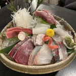 虎丸 - お刺身9種盛り。左上の赤身は大間産！