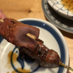 新小岩 もつ焼のんき - ほんのりレアでよし。130円のクオリティじゃないね！