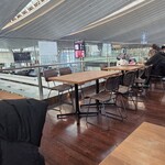CAFE CARDINAL - 店内(階下が出発ロビー)