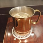星乃珈琲店 - ドリンク写真:アイスカフェオレ。銅？のコップが素敵♪手前の仕切られたボックス席群は照明が目に眩しすぎてお勧めしない。奥のテーブル席をお勧めする