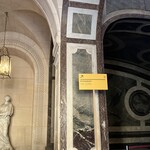 338479494 - 出口入ってすぐにある、アンジェリーナは階段を上がってすぐと勘違いしそうな表示