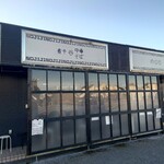 のじじ - 店舗正面の右側に入口があります