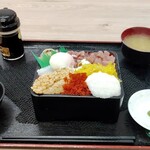 海鮮丼 COCOROTUS - かき混ぜ丼大盛り、味噌汁