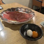 肉の変態集団 疾風ホルモン - すき焼き風。肉を炙って手前の卵に絡めご飯と一緒に。