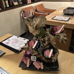 肉の変態集団 疾風ホルモン - 木に盛り付けられた色々な部位