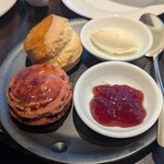 フレンチ キッチン - 手前は苺とチョコのスコーン