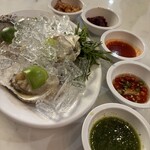 SOMBOON SEAFOOD - 料理写真:生牡蠣（ソースがすごい）。