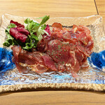 仙台牛タン&ステーキ もみじ赤坂 - 牛サーロイン生ハムマリネ880円。お肉の旨みと塩味はしっかり、脂っぽさは控えめで、うれしいおつまみでした