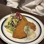 スペイン食堂 エルペケーニャ - ハムチーズカツ的なもの。タルタルと一緒に。