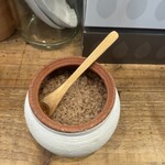 3931WORKS. - 卓上の藻塩を麺にかければ旨みが抜群にアップ！