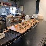 ど鉄板 なべきん 柳ヶ瀬 - カウンターの奥にその日のランチ分10食がセットされご飯と共に共られます。