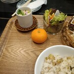 ど鉄板 なべきん 柳ヶ瀬 - 茶碗蒸し　サラダ　ミカン　煮豆　イワシの生姜煮　ひじきの煮付け　ほうれん草の煮ものと炒り卵　　かやくご飯は何とセロリ、挽肉入りゴマ油の風味豊がします