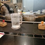 ど鉄板 なべきん 柳ヶ瀬 - 水餃子用の鍋　その横に焼き餃子用の鉄板鍋が