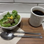 カフェカルディーノ/HAGARE - ミニサラダとホットコーヒー