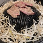 錦糸町ジンギスカン オクノ羊ヤ、 - 生ラムはレアで