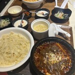 四川料理刀削麺 川府 神保町店 - 石焼鍋黒麻婆豆腐　刀削麺