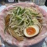 ラーメン大戦争 - 絶品やみつき特製ねぎピストル（煮卵ハーフ付）1,190円+大盛（無料）