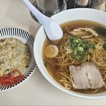 鈴竹食堂 - ラーメン（500円）半チャーハン（500円）