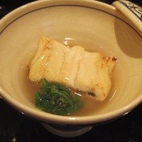日本料理 晴山 - 炙り穴子と揚げじゃが芋と菊名〜出汁あんかけ〜