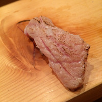 秀徳 2号店 - 炙り中トロにぎり。
                炙りか生か選べるんだけど、炙りで注文。
                口の中で溶けます