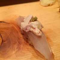 秀徳 2号店 - カワハギにぎり。キモのせ。
                  これも肝とカワハギの白身がマッチして最高。