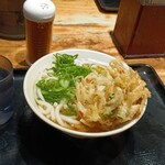 驛麺家 - かき揚げの中の赤いのは紅生姜。