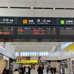 驛麺家 広島駅店 - 右手手前の赤い暖簾のお店です。