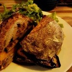 パーラー江古田 - くるみパンで季節の野菜サンド（カボチャなす）