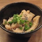 一家　駅南　ひっこみ滋庵 - お通し（マグロのカマ）