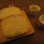 Standing wine bar awa - 自家製パン