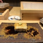 壽志 丈太朗 - 鰻の白焼きは【関西焼き】
      手では崩れるのでお箸で頂きます
      ふわっ パリ  で最高です
      