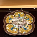 壽志 丈太朗 - 鰆のタタキは藁焼きで
      【泡の雪塩には米粉】が入っています
      ニンニクがアクセントに✨️     器は九谷です✨️
      