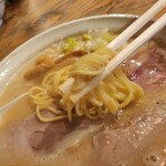 西中島 光龍益 - 濃厚白湯スープによく絡む細ストレート麺