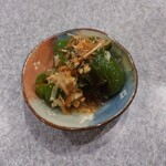 小料理 花恋 - お通し[ピーマンの煮浸し](550円)
