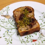 fiveran osaka Coffee BASE - レーズンbreadいちじくの赤ワイン煮　260円（税抜）