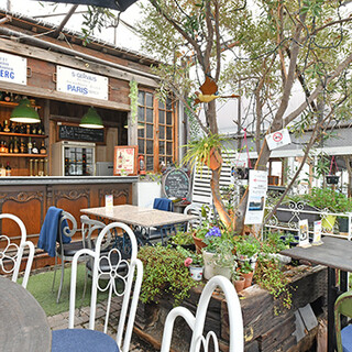 “日常”を忘れさせてくれる、心地良いテラス席で寛ぎのひと時を