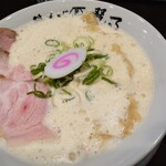 鶏そば響き - 柔らかくシャキッと感ある
穂先メンマ2本も嬉しい

鶏白湯はハンドブレンダーで泡立てられてから
器に入れらており円やかな口当たりな泡があり

スープには甘みを感じる円みある鶏白湯
奥深さを感じる醤油感