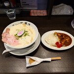 鶏そば響き - ●鶏そば（チャーシュー3枚）950円

オススメが
店員さん）「カレーですね」　と即答だったので

●限定A（カレーライス、ハーフサイズ）480円

合計　1,430円　を注文してみた