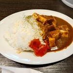 鶏そば響き - ◯カレー

■店主が、大阪の人気店インディアンカレーが好きで
インスパイアして作った自信作！
最初、甘くて後味ピリッと辛口です

との券売機上の説明書きとなる