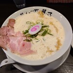 鶏そば響き - ◯鶏そば（チャーシュー3枚）
レアチャーシュー3枚、穂先メンマ2本、ナルト、ネギ
の具材