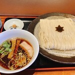 食煅 もみじ - つけそば(大)
      
      最近、食べログのカレンダーが、もみじさんと中本ばかりになってきた気がする笑
      
      平日開店8分前に到着。一回転目は諦めていたけど、この日は寒かったせいか何と4組8番目*\(^o^)/*